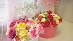 Оскольчанка начала создавать сладкие букеты и яркие упаковки для них благодаря соцконтракту