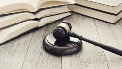 Заведующая старооскольским детским садом фиктивно устраивала людей на работу и забирала зарплату