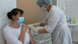 Сотрудники старооскольской кондитерской фабрики прошли вакцинацию в медпункте предприятия