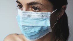 Глава Минздрава сообщил об обязательном ношении масок прошедшим вакцинацию жителям