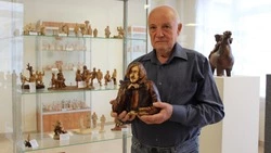 Староосколец Владимир Воронцов воплощает образы литературных героев в деревянных миниатюрах