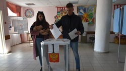 Глава Старооскольского округа Андрей Чесноков пришёл на выборы с семьёй  