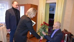 Старооскольские власти поздравили ветерана Ивана Дмитриевича Тулинова со 100-летием