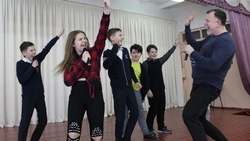 С улыбкой по жизни. Руководитель школьной лиги КВН рассказал о главном в шутках