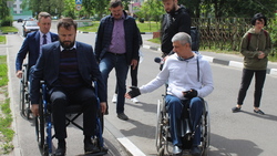 Старооскольские чиновники сели в инвалидные коляски