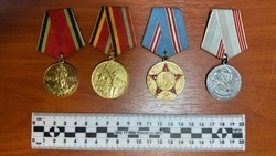 Старооскольские транспортные полицейские пресекли сбыт государственных наград