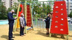 Сотрудники жилнадзора проверили детские площадки Старого Оскола на безопасность