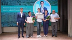 Андрей Чесноков вручил денежные сертификаты выпускникам-стобалльникам
