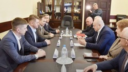Андрей Чесноков провёл встречу с мэром Омска