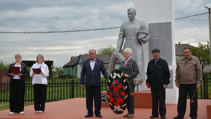 Церемония возложения цветов и венков прошла у братской могилы в Новокладовом