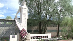 Строительная бригада СОАТЭ привела в порядок монумент на братской могиле в Старом Осколе