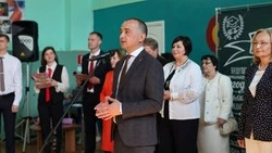 Владимир Жданов поздравил выпускников школ