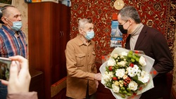 Вячеслав Гладков поздравил ветерана Василия Степановича Скрипниченко с двойным праздником