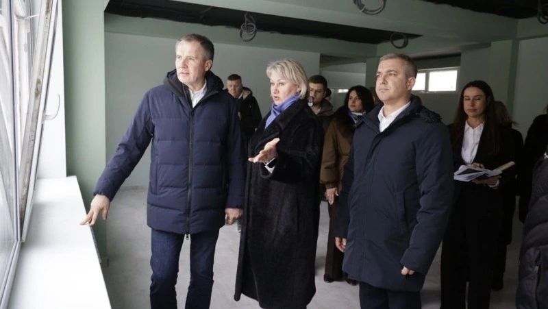 Вячеслав Гладков проверил ход капремонта школы № 21 в Старом Осколе
