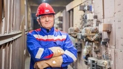 Электрослесарь Валерий Покутнев получил награду ко Дню энергетика