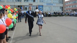 Мы будем скучать. Последний звонок для школьников прозвенел в Старом Осколе