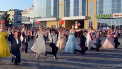 Старооскольские выпускники отметили праздник у торгового центра