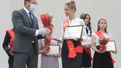 Молодые жители Старого Оскола получили стипендии и премии главы администрации