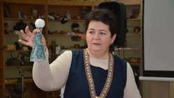 Выставка кукол калужской мастерицы открылась в старооскольской библиотеке