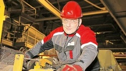 Слесарь-ремонтник ОЭМК удостоился премии Алексея Угарова