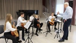 Мастер-класс для юных гитаристов провёл худрук Белгородской филармонии