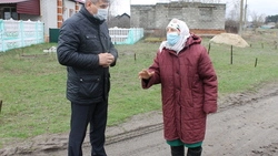 Жительница старооскольского села Солдатское попросила отсыпать дорогу