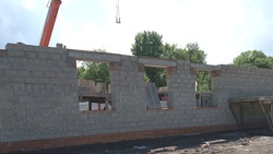 Строители начали возводить стены культурного центра Федосеевки Старооскольского округа