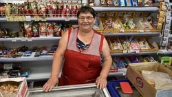 Продавец Любовь Божкова всегда с любовью и заботой встречает покупателей