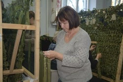 Старооскольские пенсионеры плетут маскировочные сети и шьют подушки для солдат