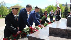Вячеслав Гладков возложил цветы к памятникам воинской славы Старом Осколе