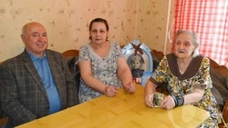 Старооскольские сотрудники социальной защиты и управляющей компании помогли вдове ветерана войны