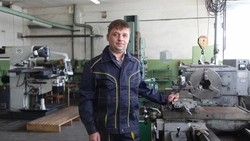 Портрет похожего на гладиатора Рассела Кроу оскольского слесаря разместили на Доске Почёта