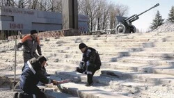 Строители отремонтируют Мемориал Славы в Старом Осколе к 9 мая