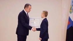 Вячеслав Гладков наградил именными стипендиями губернатора лучших в номинации «Образование»