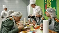 Старооскольские школьники попробовали себя в роли поваров и парикмахеров