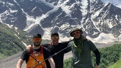 Старооскольцы подняли флаг округа на вершину Эльбруса