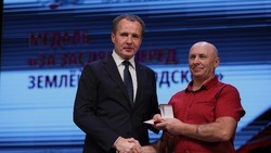 Вячеслав Гладков поздравил всех причастных с Днём металлурга 