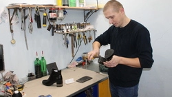Отец пятерых детей сможет расширить свою мастерскую по ремонту обуви