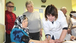Врачи окружной больницы провели медосмотр жителей Казачка