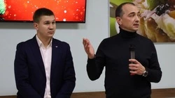 Виталий Дунайцев подарил старооскольскому центру «Старт» концертное полотно и проектор