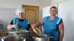 Пустые тарелки – лучшая похвала повару. Людмила Хохлова и Ольга Сорокин кормят 113 ребят