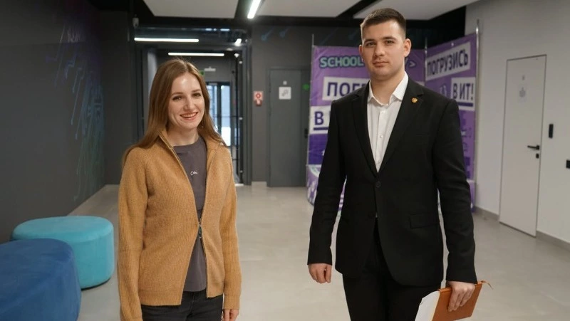 Дублёр министра цифрового развития побывал в «Школе 21» и колледже IThub с рабочей поездкой