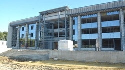 Строители приступили к монтажу зеркальных витражей на фасаде ДК «Комсомолец»