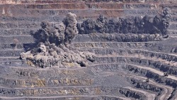 Взрыв произойдёт в карьере СГОКа с целью добычи руды.