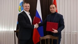 Владимир Жданов подписал с директором филиала компании «ЦЕМРОС» программу мероприятий