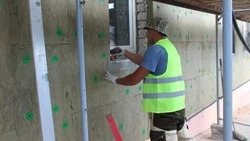 Подрядчики приступили к отделке фасада старооскольской детской школы искусств №3