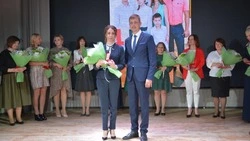 24 многодетные оскольчанки получили почётные знаки "Материнская слава"