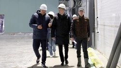 Андрей Чесноков провёл совещание на стройплощадке крытого ледового катка